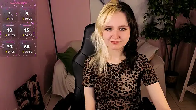 Snapshot of girl_next_doorr chatting on 03/29/26, 01:11 girl next doorr online show from 03/29/26, 01:11