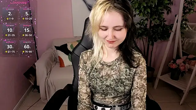 Snapshot of girl_next_doorr chatting on 04/19/26, 06:10 girl next doorr online show from 04/19/26, 06:10