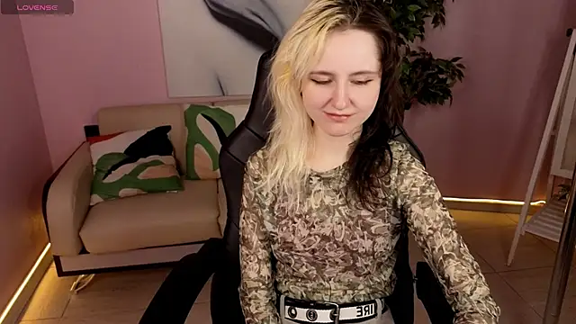 Snapshot of girl_next_doorr chatting on 05/10/26, 01:16 girl next doorr online show from 05/10/26, 01:16