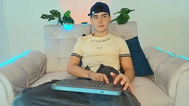 CamiiGuzmanX online show from 09/08/25, 09:47