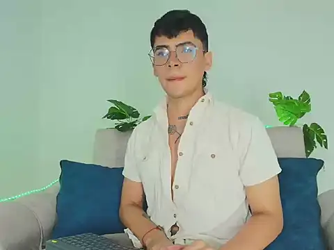 CamiiGuzmanX online show from 09/16/25, 05:36