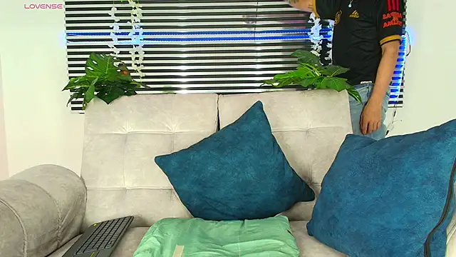 CamiiGuzmanX online show from 12/22/25, 08:28