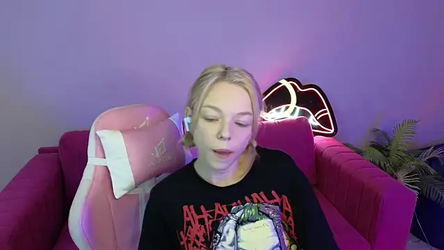 Snapshot of MillaHolt chatting on 09/13/25, 01:38 MillaHolt online show from 09/13/25, 01:38