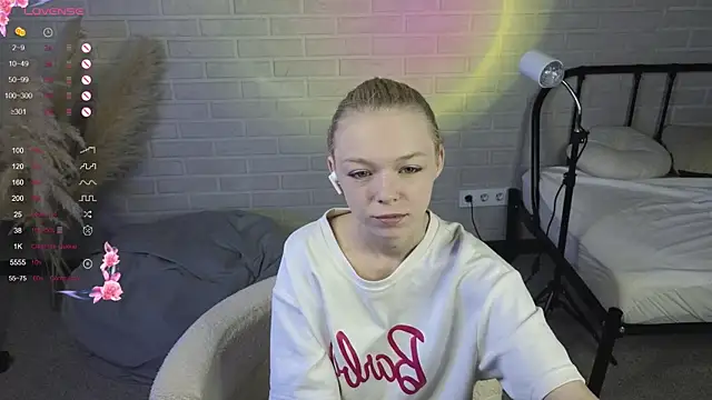 Snapshot of MillaHolt chatting on 09/17/25, 08:27 MillaHolt online show from 09/17/25, 08:27