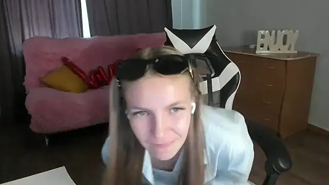 Snapshot of HitGyrl chatting on 06/05/26, 07:03 HitGyrl online show from 06/05/26, 07:03