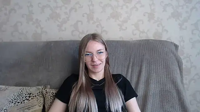Snapshot of HitGyrl chatting on 06/14/26, 02:24 HitGyrl online show from 06/14/26, 02:24