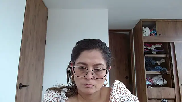 Snapshot of linda-mature43 chatting on 09/12/25, 06:30 linda-mature43 online show from 09/12/25, 06:30