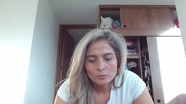 Snapshot of linda-mature43 chatting on 09/13/25, 10:09 linda-mature43 online show from 09/13/25, 10:09