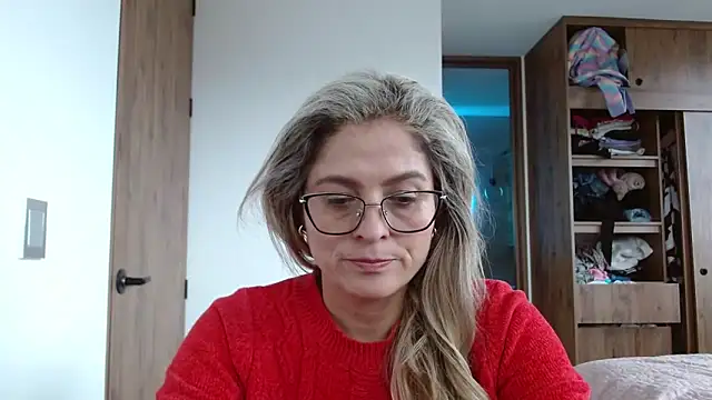Snapshot of linda-mature43 chatting on 09/15/25, 06:52 linda-mature43 online show from 09/15/25, 06:52