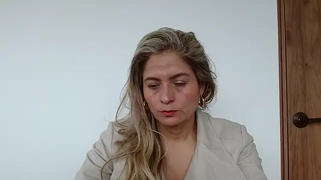 Snapshot of linda-mature43 chatting on 09/17/25, 04:30 linda-mature43 online show from 09/17/25, 04:30