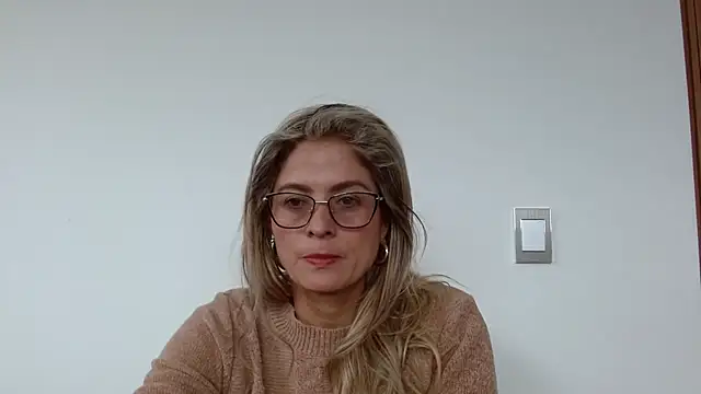 Snapshot of linda-mature43 chatting on 09/18/25, 02:30 linda-mature43 online show from 09/18/25, 02:30