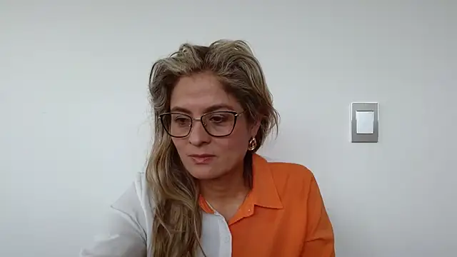 Snapshot of linda-mature43 chatting on 09/19/25, 03:24 linda-mature43 online show from 09/19/25, 03:24