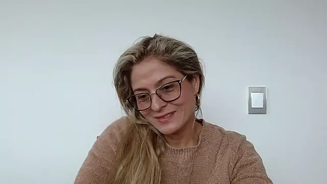 Snapshot of linda-mature43 chatting on 10/01/25, 04:35 linda-mature43 online show from 10/01/25, 04:35