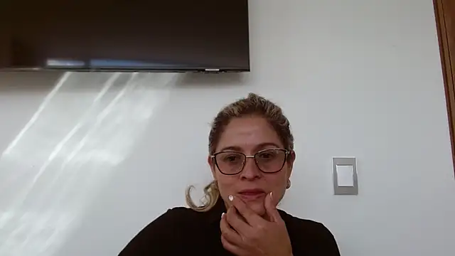 Snapshot of linda-mature43 chatting on 10/07/25, 07:22 linda-mature43 online show from 10/07/25, 07:22