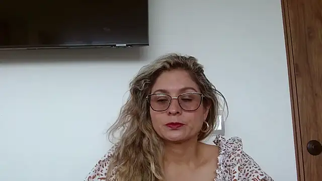 Snapshot of linda-mature43 chatting on 10/13/25, 04:40 linda-mature43 online show from 10/13/25, 04:40