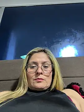 Snapshot of linda-mature43 chatting on 10/18/25, 03:42 linda-mature43 online show from 10/18/25, 03:42
