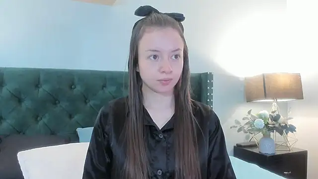 Snapshot of VioletaNova chatting on 05/18/26, 11:27 VioletaNova online show from 05/18/26, 11:27