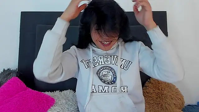 Snapshot of Adrianna_Arias chatting on 12/17/25, 04:13 Adrianna Arias online show from 12/17/25, 04:13