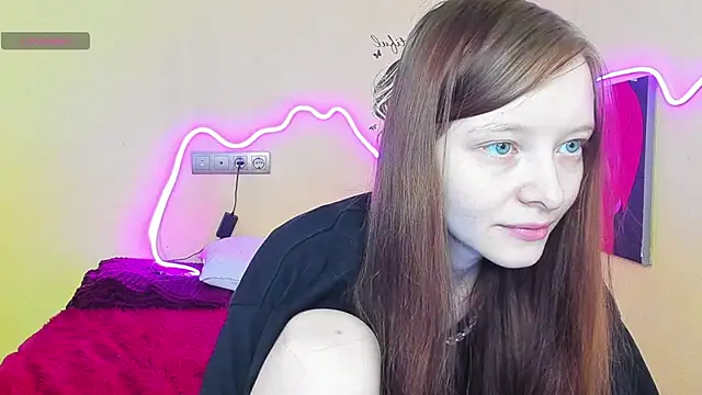 Snapshot of AliceHaris chatting on 09/19/25, 01:07 AliceHaris online show from 09/19/25, 01:07