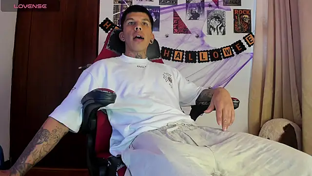 Snapshot of Savajelust chatting on 10/19/25, 05:24 Savajelust online show from 10/19/25, 05:24