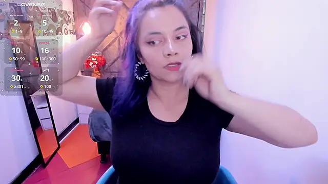 Kiara Cruz   online show from 11/24/25, 08:19