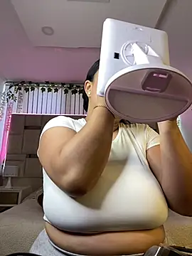 Zoey thompson online show from 04/13/26, 08:36