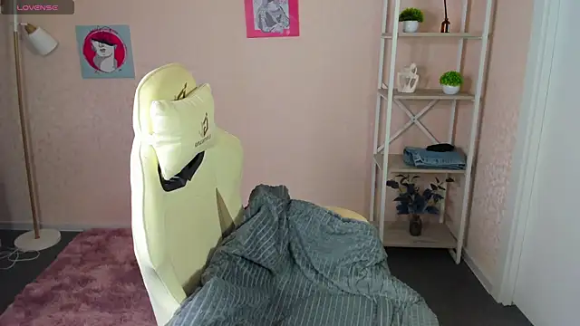 Snapshot of R0cket_bunny chatting on 09/13/25, 01:16 R0cket bunny online show from 09/13/25, 01:16