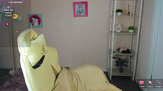 Snapshot of R0cket_bunny chatting on 09/19/25, 12:02 R0cket bunny online show from 09/19/25, 12:02