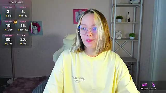 Snapshot of R0cket_bunny chatting on 09/21/25, 12:01 R0cket bunny online show from 09/21/25, 12:01