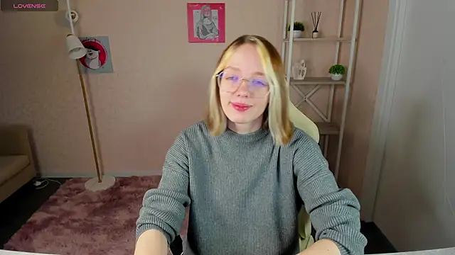 Snapshot of R0cket_bunny chatting on 10/04/25, 01:03 R0cket bunny online show from 10/04/25, 01:03