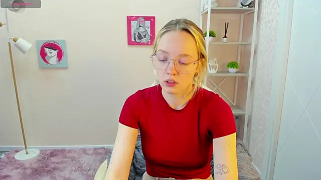 Snapshot of R0cket_bunny chatting on 10/13/25, 01:16 R0cket bunny online show from 10/13/25, 01:16