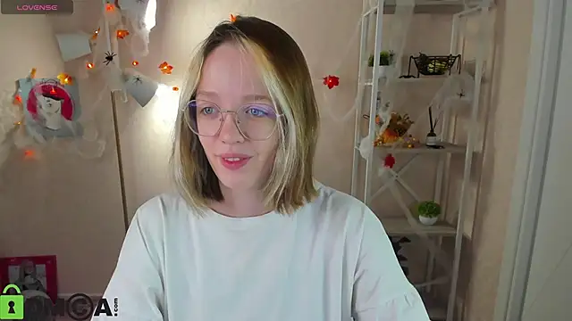 Snapshot of R0cket_bunny chatting on 10/21/25, 01:06 R0cket bunny online show from 10/21/25, 01:06