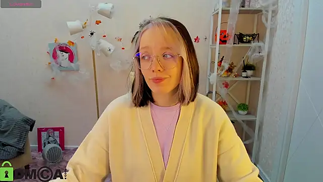 Snapshot of R0cket_bunny chatting on 10/23/25, 01:05 R0cket bunny online show from 10/23/25, 01:05