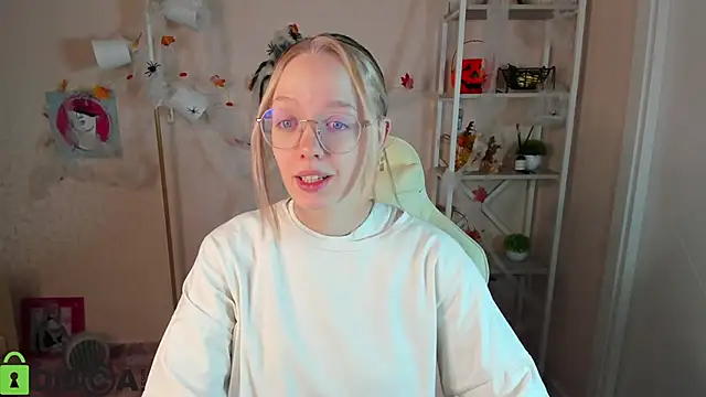 Snapshot of R0cket_bunny chatting on 10/27/25, 01:09 R0cket bunny online show from 10/27/25, 01:09