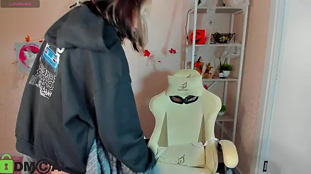 Snapshot of R0cket_bunny chatting on 11/05/25, 01:05 R0cket bunny online show from 11/05/25, 01:05