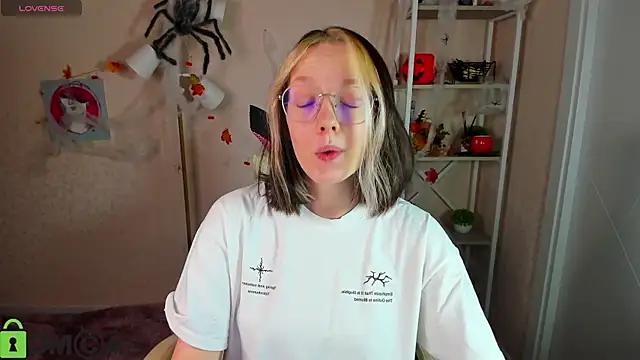 Snapshot of R0cket_bunny chatting on 11/06/25, 01:06 R0cket bunny online show from 11/06/25, 01:06