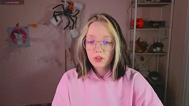 Snapshot of R0cket_bunny chatting on 11/11/25, 01:16 R0cket bunny online show from 11/11/25, 01:16