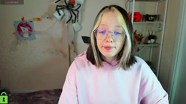 Snapshot of R0cket_bunny chatting on 11/12/25, 01:17 R0cket bunny online show from 11/12/25, 01:17