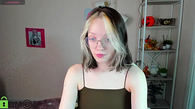 Snapshot of R0cket_bunny chatting on 11/13/25, 01:04 R0cket bunny online show from 11/13/25, 01:04