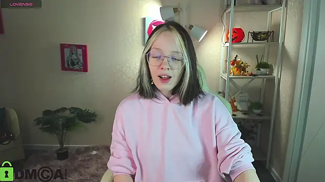 Snapshot of R0cket_bunny chatting on 11/14/25, 01:04 R0cket bunny online show from 11/14/25, 01:04