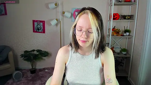 Snapshot of R0cket_bunny chatting on 11/15/25, 01:03 R0cket bunny online show from 11/15/25, 01:03