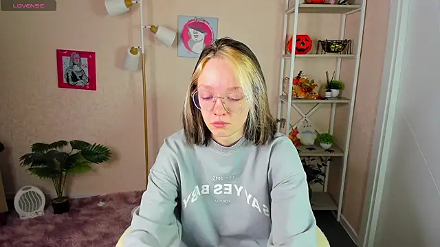 Snapshot of R0cket_bunny chatting on 11/19/25, 01:05 R0cket bunny online show from 11/19/25, 01:05