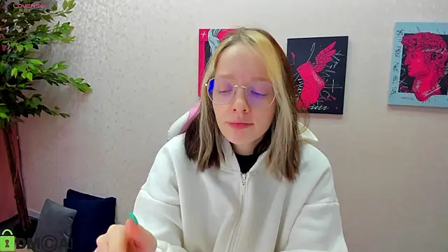 Snapshot of R0cket_bunny chatting on 12/14/25, 12:38 R0cket bunny online show from 12/14/25, 12:38