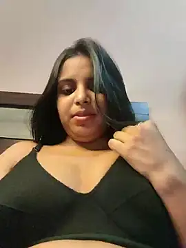 Snapshot of Maahhii_2 chatting on 04/28/26, 03:22 Maahhii 2 online show from 04/28/26, 03:22