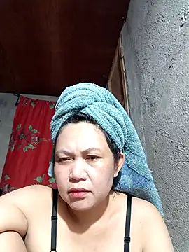 Snapshot of Everleigh_mom chatting on 09/22/25, 03:19 Everleigh mom online show from 09/22/25, 03:19
