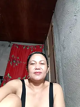 Snapshot of Everleigh_mom chatting on 09/30/25, 10:42 Everleigh mom online show from 09/30/25, 10:42
