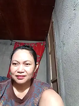 Snapshot of Everleigh_mom chatting on 10/08/25, 01:31 Everleigh mom online show from 10/08/25, 01:31