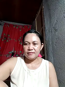 Snapshot of Everleigh_mom chatting on 10/11/25, 04:12 Everleigh mom online show from 10/11/25, 04:12