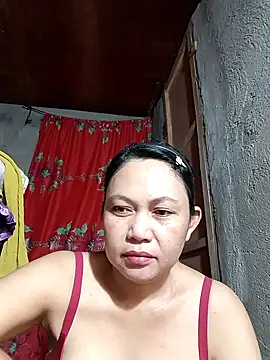 Snapshot of Everleigh_mom chatting on 10/12/25, 10:47 Everleigh mom online show from 10/12/25, 10:47
