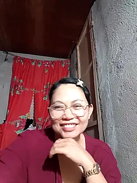 Snapshot of Everleigh_mom chatting on 10/14/25, 08:15 Everleigh mom online show from 10/14/25, 08:15